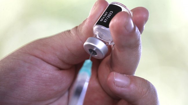 Vacuna bivalente registra sólo 0,02 por ciento de posibles efectos adversos, según estudio del ISP