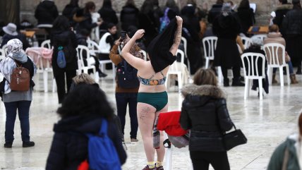   Mujer protestó en bikini en pleno Muro de los Lamentos 