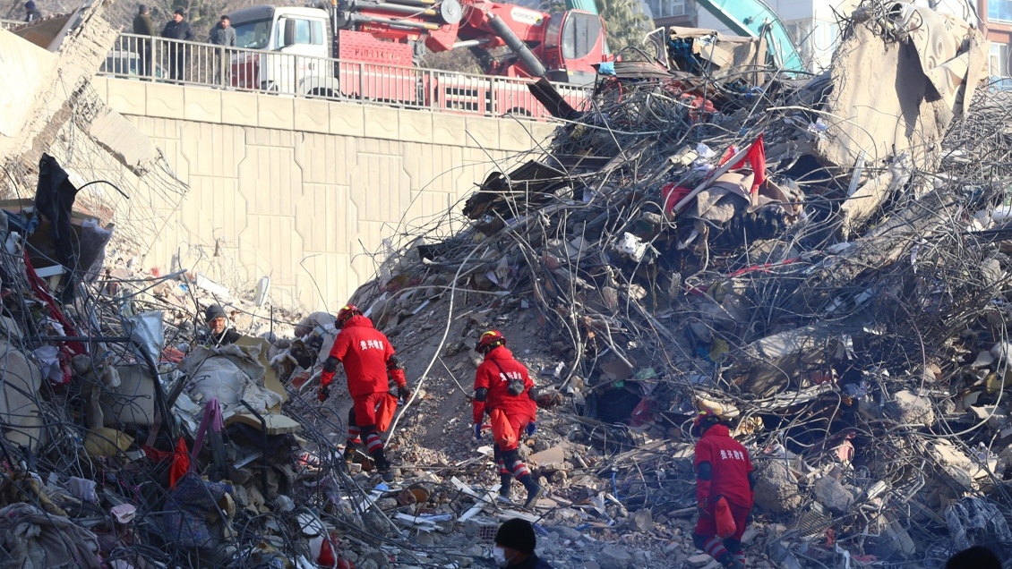 Hasta 150 mil cuerpos se estima que aún están entre escombros en Turquía