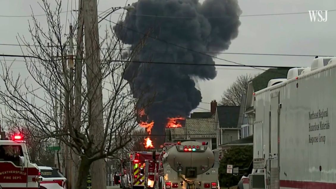 Inician demanda colectiva tras descarrilamiento de tren con químicos en Ohio