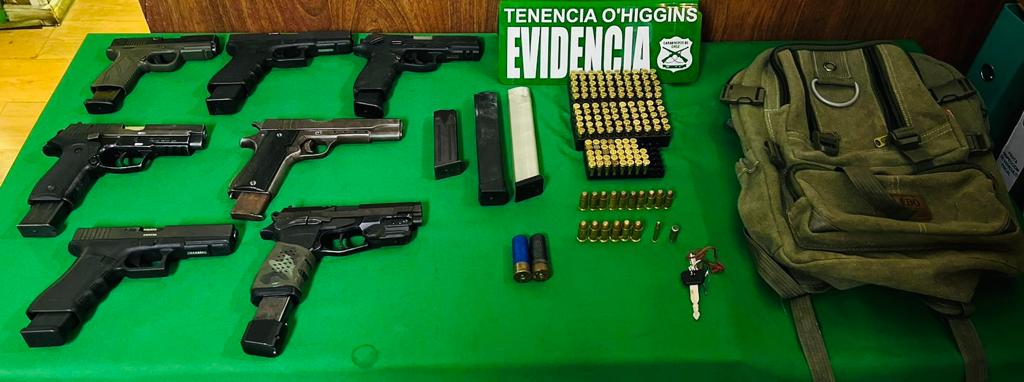 Sujeto portaba 7 pistolas mientras transitaba por Valparaíso: Una pertenecía a Carabineros de Aysén