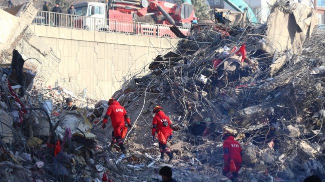 Hasta 150 mil cuerpos se estima que aún están entre escombros en Turquía