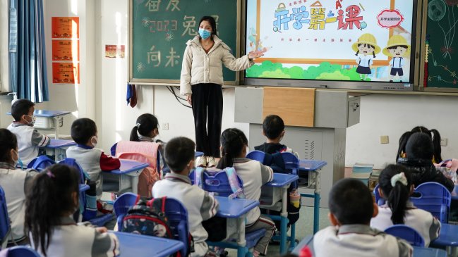 Escolares chinos vuelven a clases presenciales tras relajar las medidas contra el Covid-19