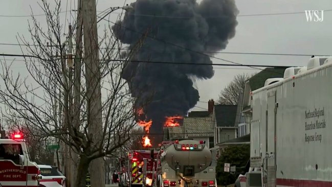 Inician demanda colectiva tras descarrilamiento de tren con químicos en Ohio