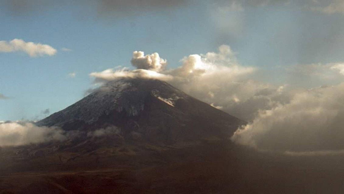 Volcán ecuatoriano emanó tres columnas de vapor, gas y ceniza