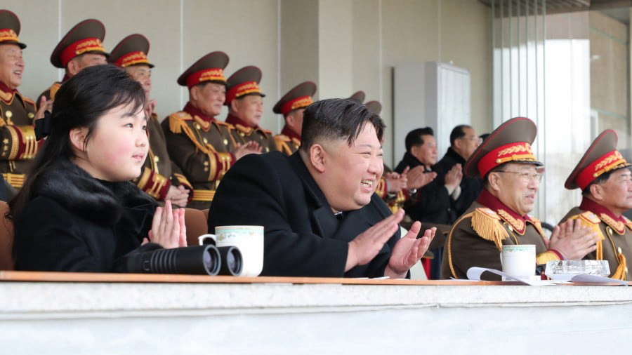 Kim Jong-un fue a ver un partido de fútbol junto a su hija