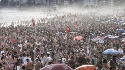  Miles de personas repletan las calles y playas de Río de Janeiro en su segundo día de carnaval  