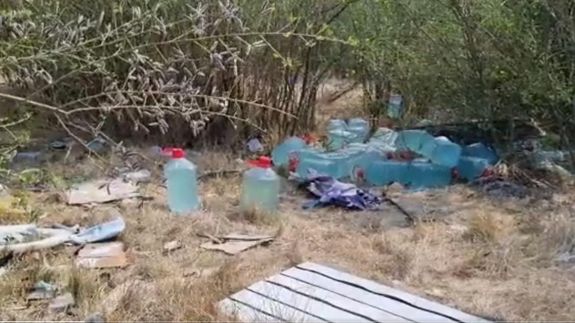 Sesenta bidones de alcohol gel fueron hallados en un cerro de Coronel