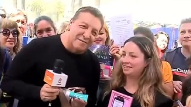 Julio César Rodríguez recibió en vivo un peculiar regalo de una sex shop