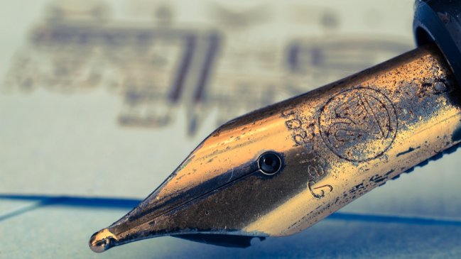 Hombre engañó a su amigo: Le pidió dinero prestado y firmó pagaré con tinta invisible