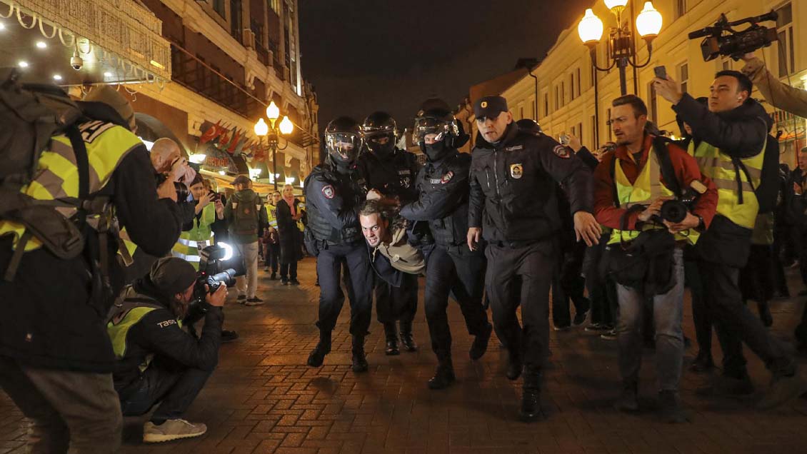 Varios detenidos en ciudades rusas por protestar en aniversario de la guerra
