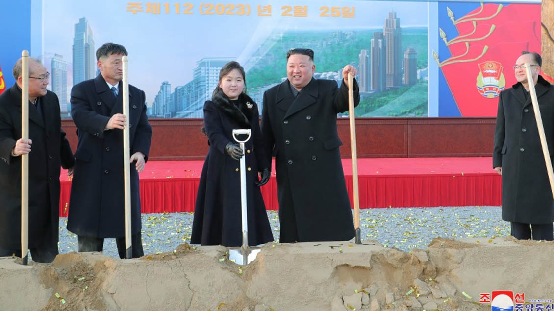 Kim Jong-un vuelve a aparecer con su hija en un acto público