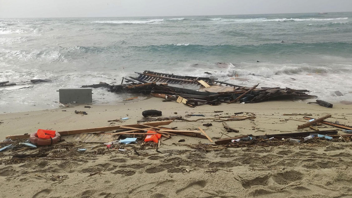 Naufragio de embarcación deja al menos 60 migrantes muertos en Italia