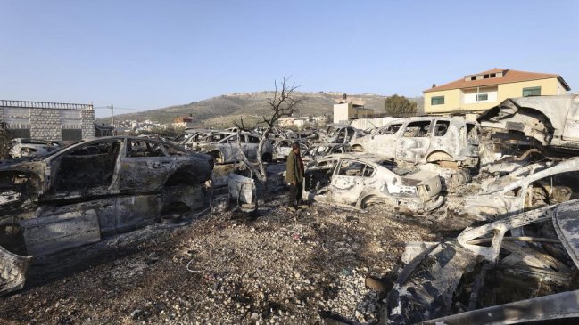 Ataques de colonos israelíes dejaron un palestino muerto, 300 heridos y 75 casas y 100 autos quemados