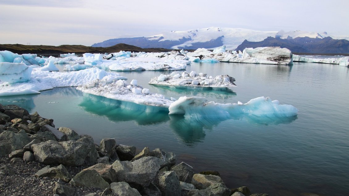 Los glaciares de la península Antártica aceleran su movimiento en verano