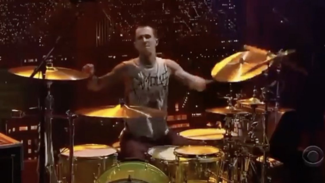 El día que Travis Barker de Blink-182 tocó batería con una sola mano