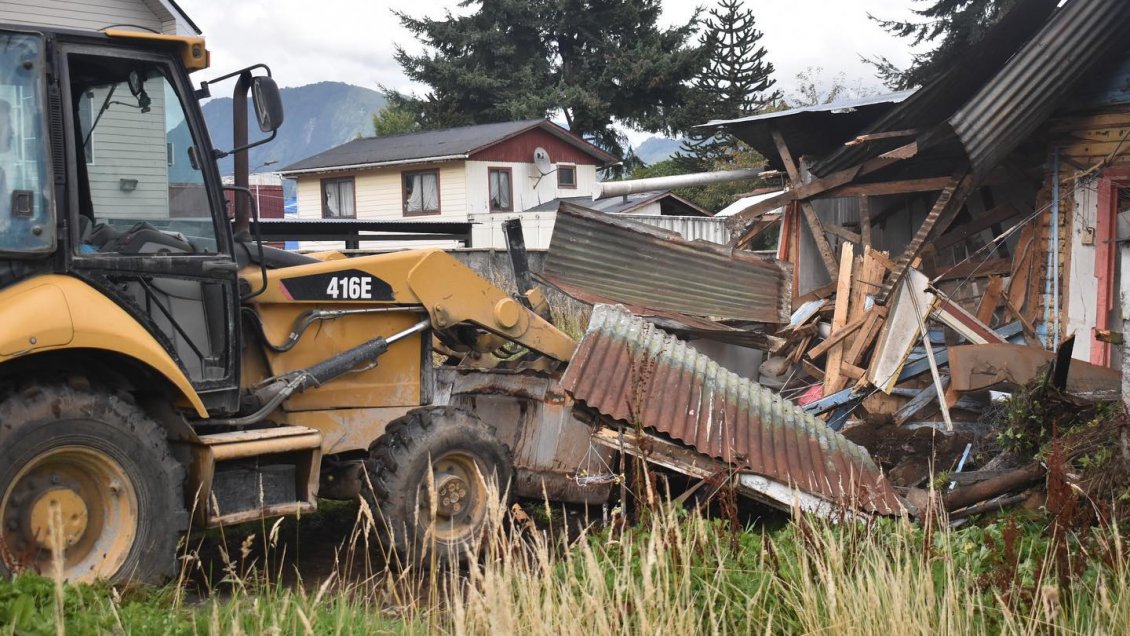 Vivienda de propiedad municipal fue demolida debido a toma 