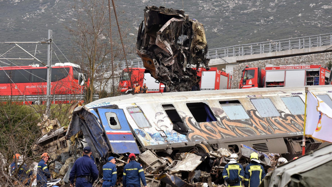 Colisión de trenes en Grecia: Policía allanó la estación de Larisa tras la tragedia que dejó al menos 57 muertos