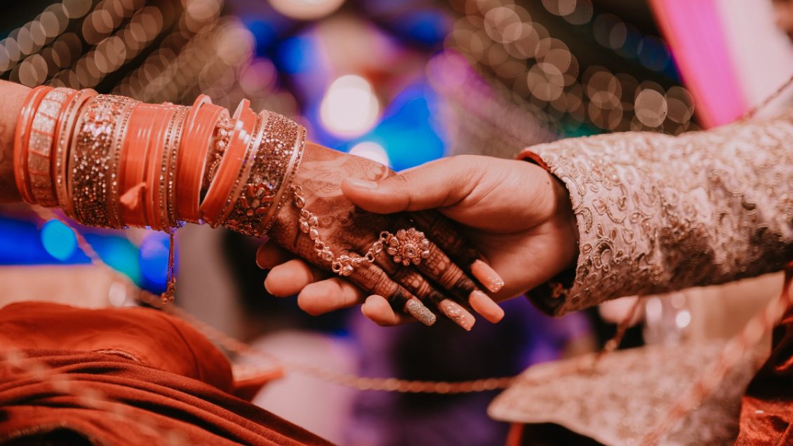 Mujer muere durante su boda y deciden reemplazarla con su hermana