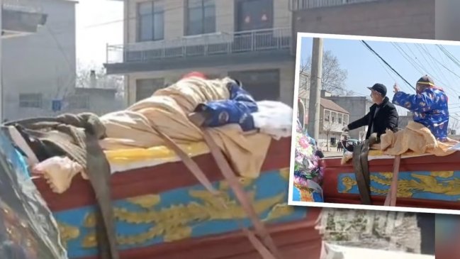 Un anciano simuló su funeral en vida para saber cómo será: Cientos de personas se sumaron