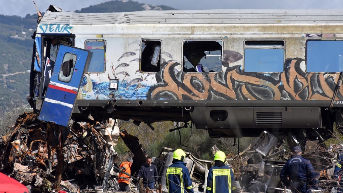 Grecia: Acaban trabajos de rescate con decenas de desaparecidos tras choque de trenes