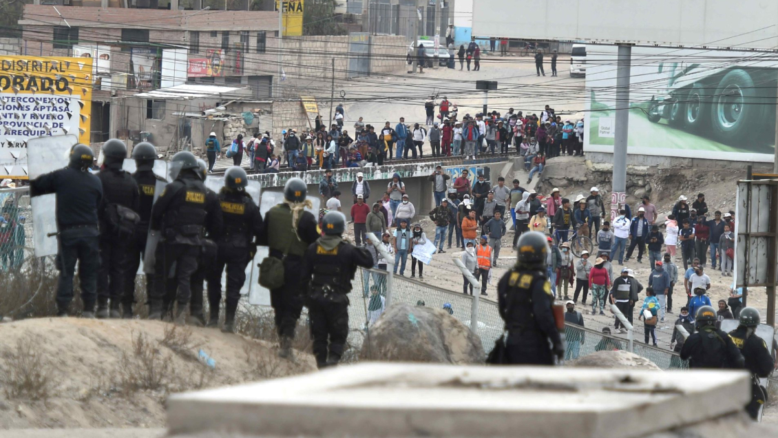 Muere un militar peruano y desaparecen otros cinco tras lanzarse a río cuando huían de manifestantes
