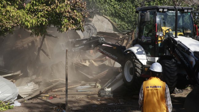 Alcalde Carter encabezó nueva demolición de casa con ampliación irregular