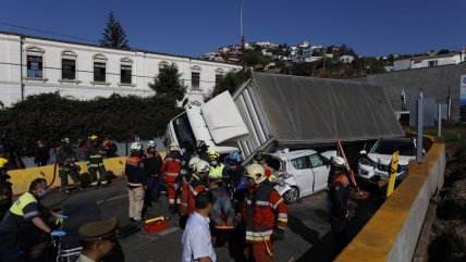   Camión volcó en la Avenida Santos Ossa de Valparaíso: Cuatro heridos 