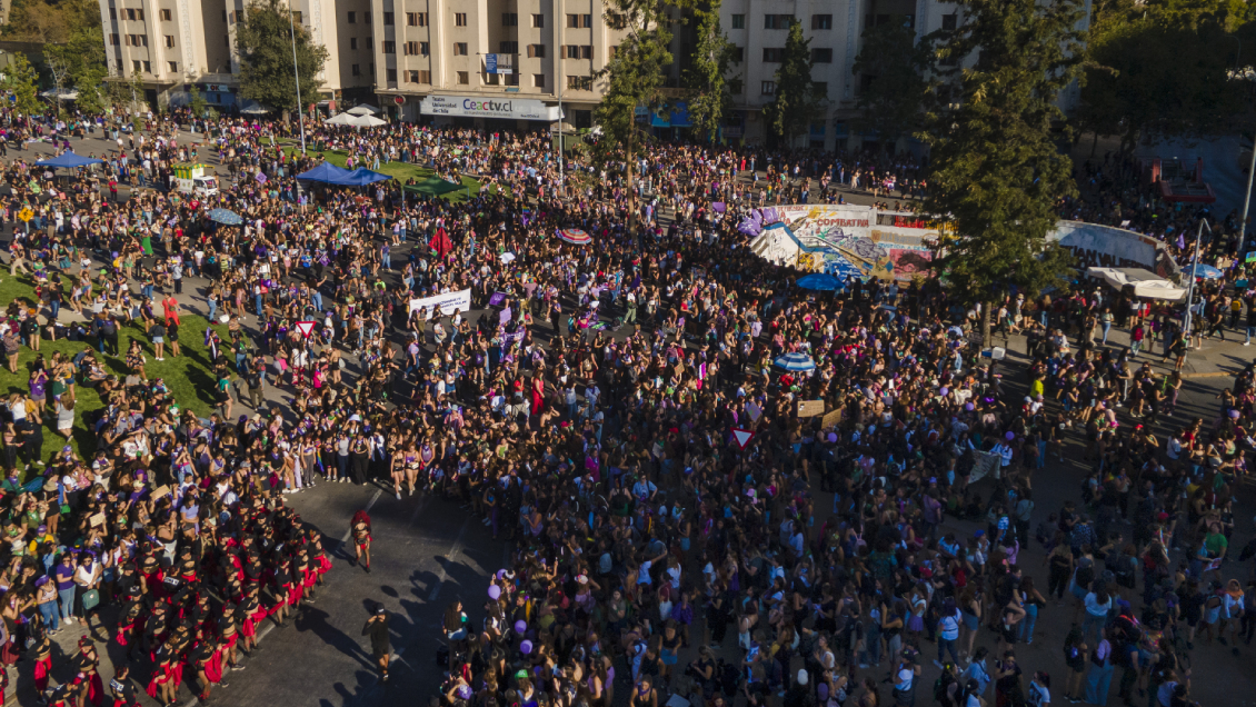 Organizadoras cifraron en más de 400 mil las participantes en marcha 8M en Santiago