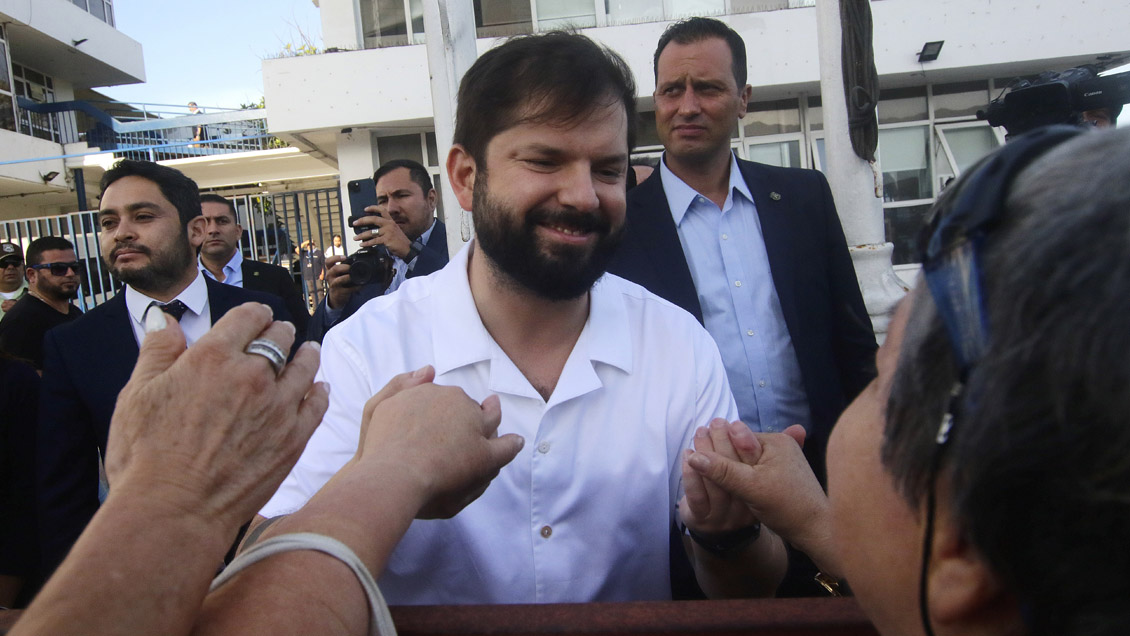 Boric a adherente en Iquique: 