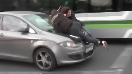   Conductora atropelló a dos manifestantes durante marcha del 8M en España 