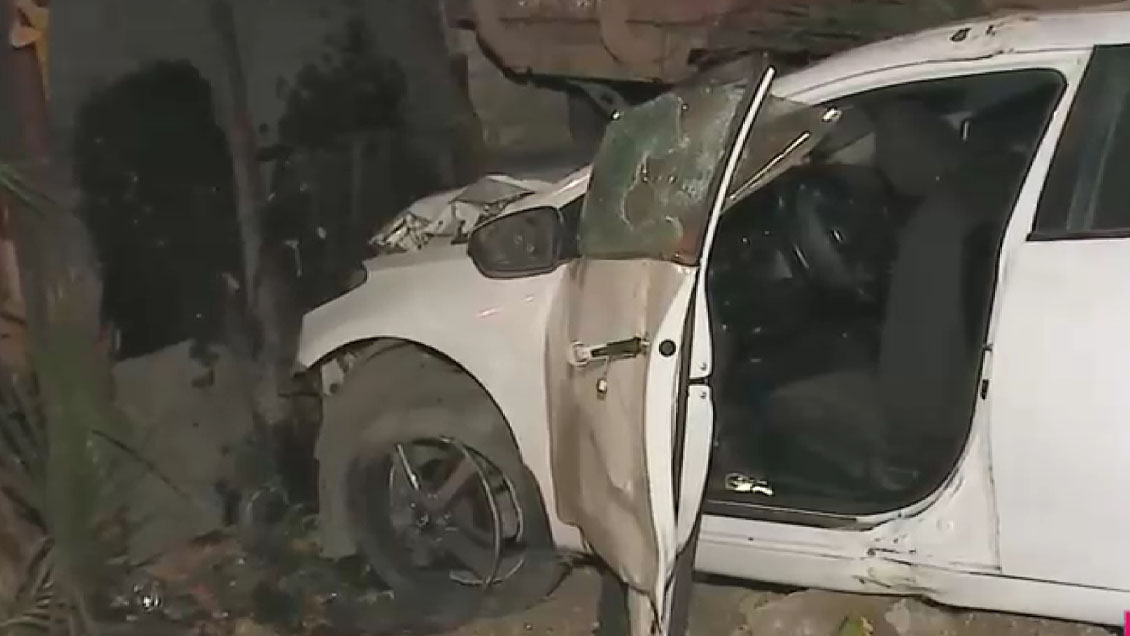 Delincuente terminó con auto robado incrustado en una casa de Recoleta