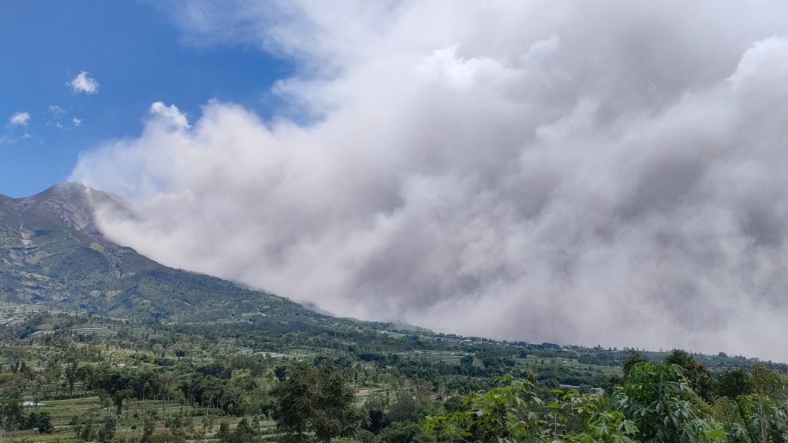 El volcán indonesio Merapi, de los más activos del mundo, entró en erupción