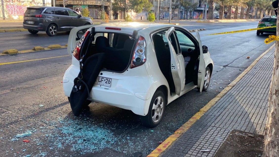 Auto destruido y dos heridos graves por riña en la Alameda