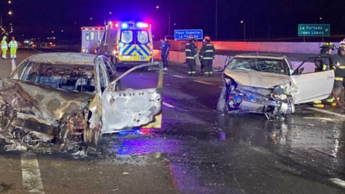 Antofagasta: Triple colisión dejó dos heridos graves y un auto quemado