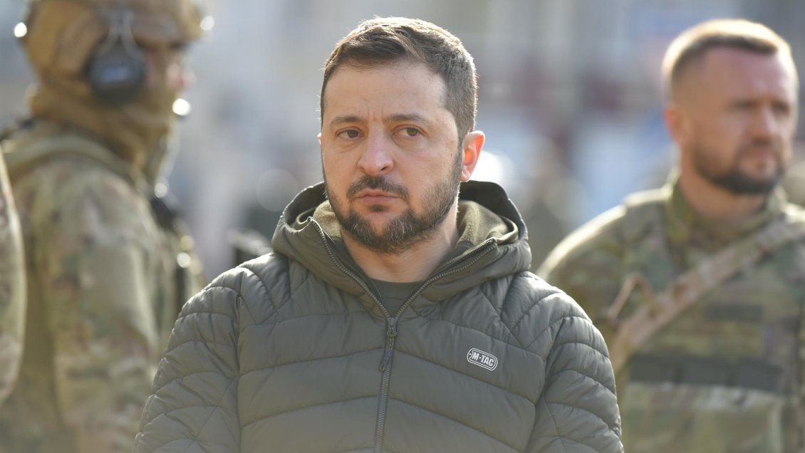 Zelenski visitó a las tropas que defienden Bajmut de la ofensiva rusa