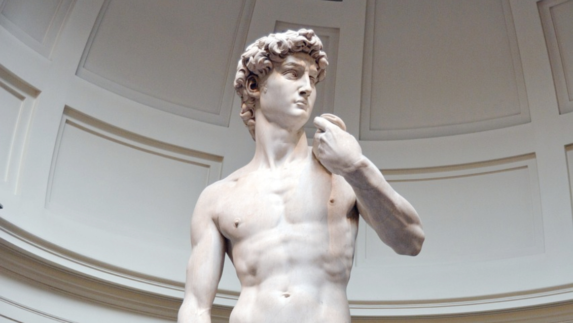 Directora de colegio es despedida por mostrar fotos de David de Miguel Ángel: “Es pornográfico”