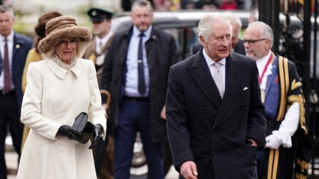  Rey Carlos III suspendió visita al Palacio de Versalles por protestas en Francia  