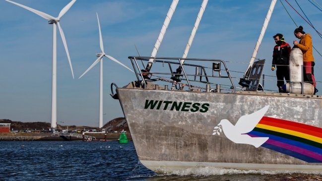  Barco más ecológico de Greenpeace llegó al sur para campaña contra las salmoneras  