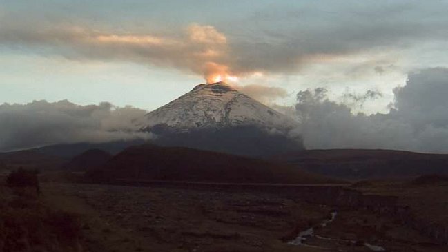  Volcán ecuatoriano Cotopaxi genera nube de gas y ceniza de más de mil metros  