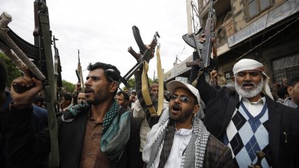  Miles de simpatizantes hutíes marcharon en el octavo aniversario de la guerra civil de Yemen  