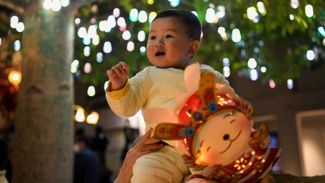 China toma medidas para regular servicios de cuidado infantil domiciliario