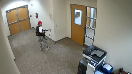   Revelan momento en que autora de masacre ingresó a la escuela de Nashville 