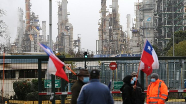 Trabajadores subcontratistas se toman acceso a ENAP Biobío