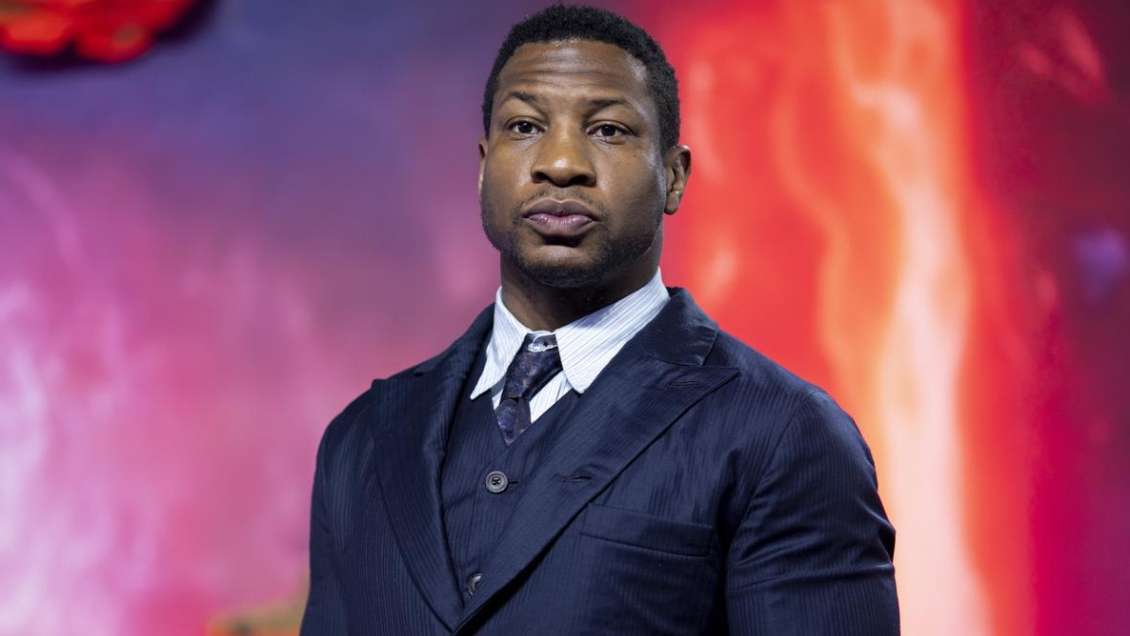Defensa de Jonathan Majors insiste en su inocencia y revelan mensajes donde su novia asumiría la culpa