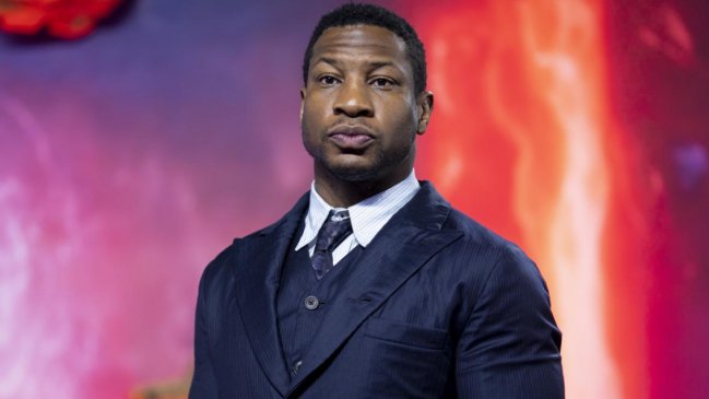 Defensa de Jonathan Majors insiste en su inocencia y revelan mensajes donde su novia asumiría la culpa