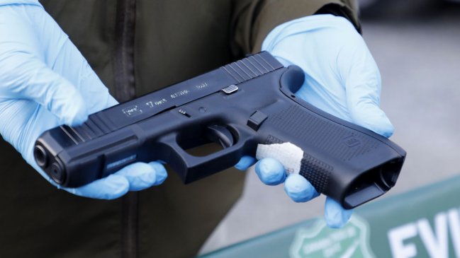 A lo mafioso: Vehículo estacionado fue baleado y destruido con bates