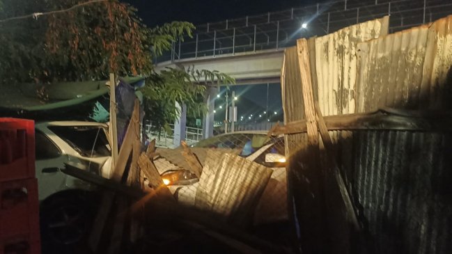 Auto chocó contra una casa en Renca: Conductor huyó