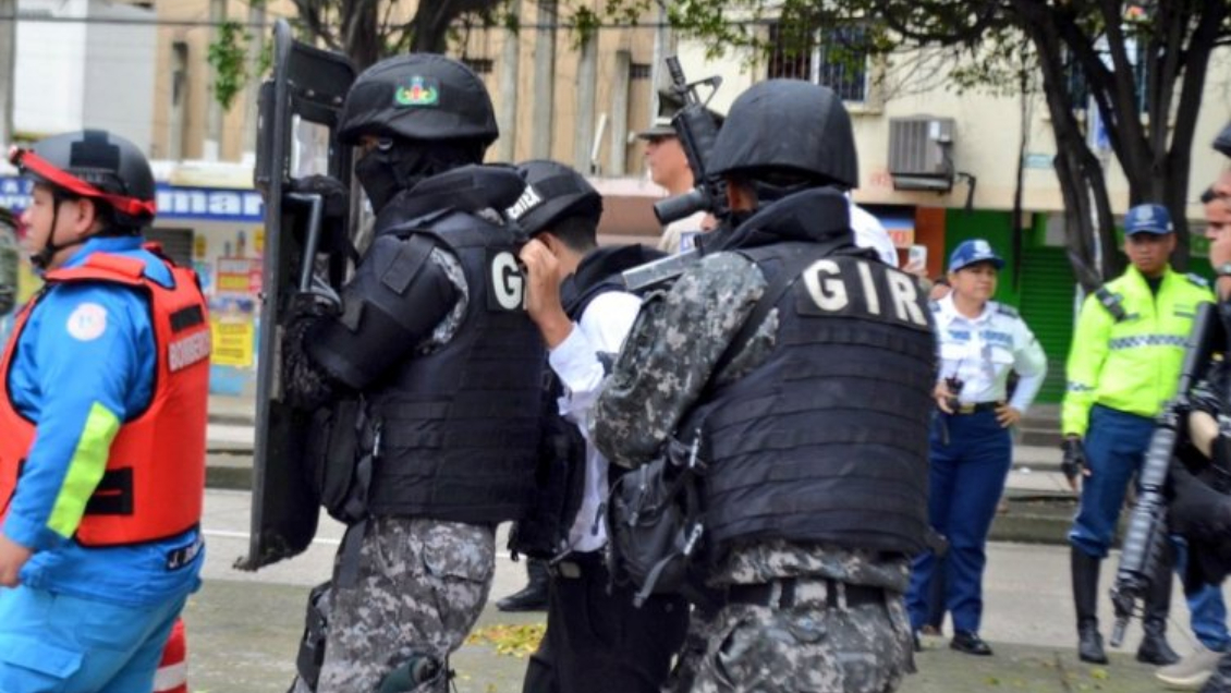 Ecuador decretó toque de queda en zonas golpeadas por la delincuencia y autorizó el porte de armas para autodefensa