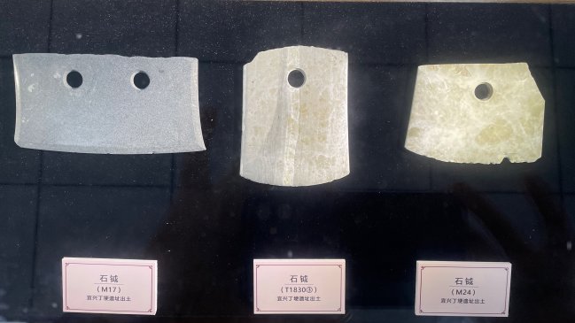 Arqueólogos chinos encontraron hacha de piedra con patrón de tigre de 4.500 años